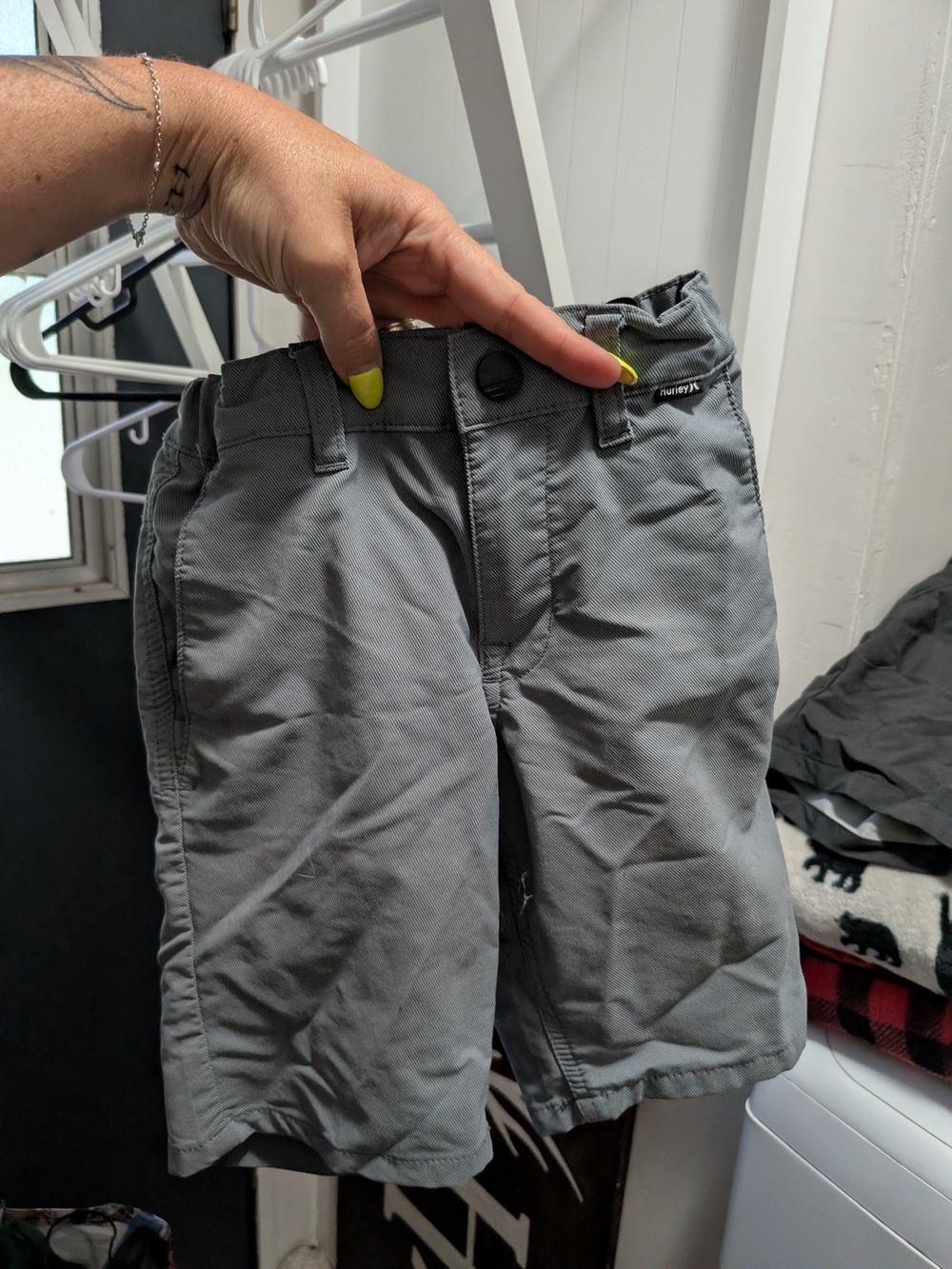 Hurley Boys Shorts – Size 6

Classic Hurley shorts in a versatile gray color.